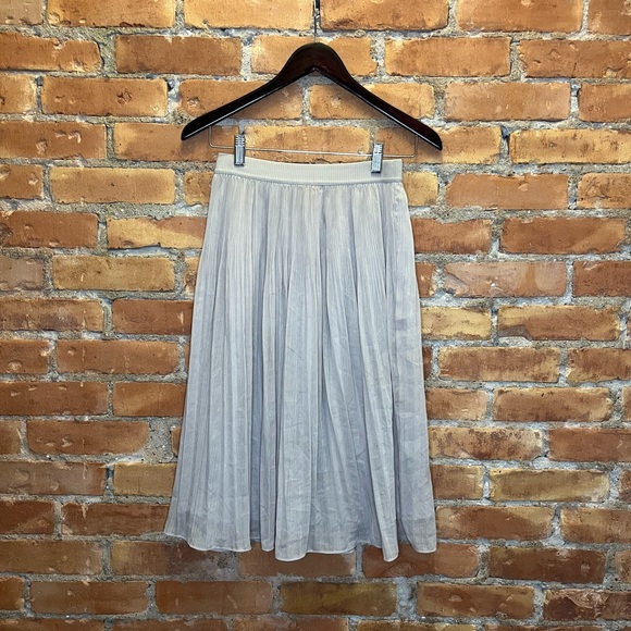 H&M + Skirt + Cream + Size 4 - Picture 2 of 3